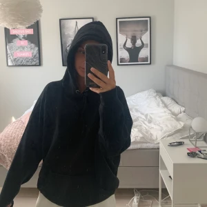 Hoodie - Svart hoodie från bikbok. Väl använd därav det låga priset 