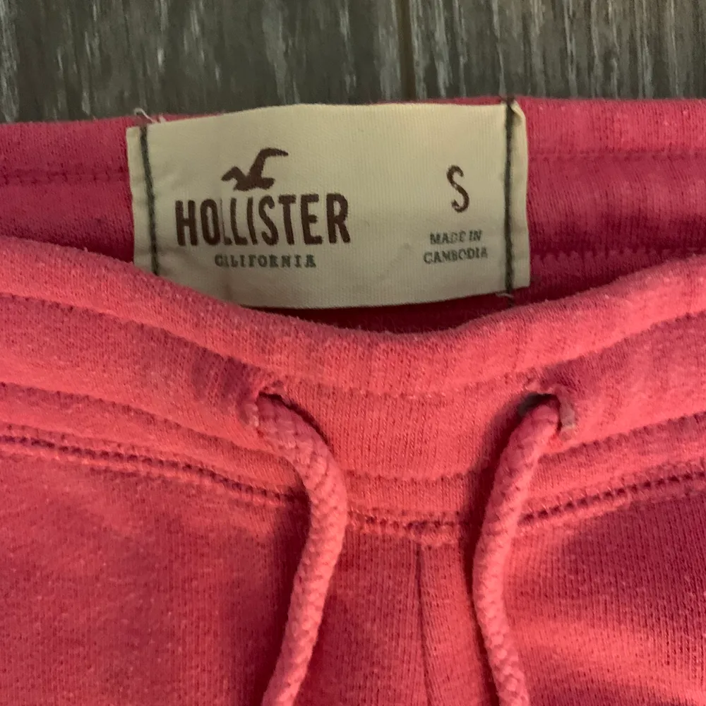 Fina mjukisbyxor från Hollister i en fin rosa färg. Dem är använda men fina, lite noppriga som ni kan se på sista bilden. Men ingen som syns på håll. Köparen står för frakten. Fraktar endast.. Jeans & Byxor.