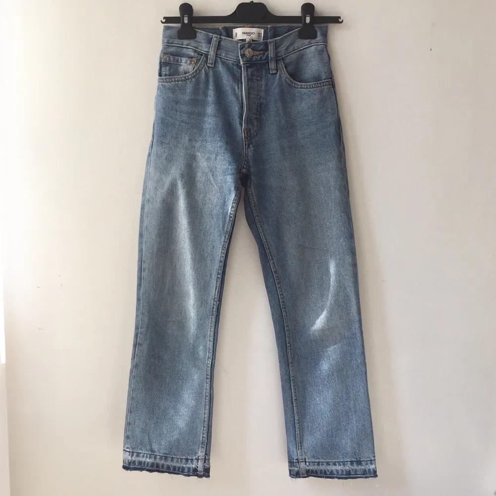 Jättefina jeans från Mango köpta för ett år sedan i Spanien. Rak/Kickflare modell. Storlek 32/XS. Insydda med snygga sömmar bak för att få mer markerad midja, men kan sprättas bort då inget är klippt! . Jeans & Byxor.