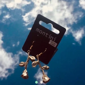 Örhängen - Ett par coola örhängen, i form av rosor i guld. Köpte för några månader sedan, men blev ej använde därför säljs dem. Från ur och penn. Priset är exlusive frakt.  