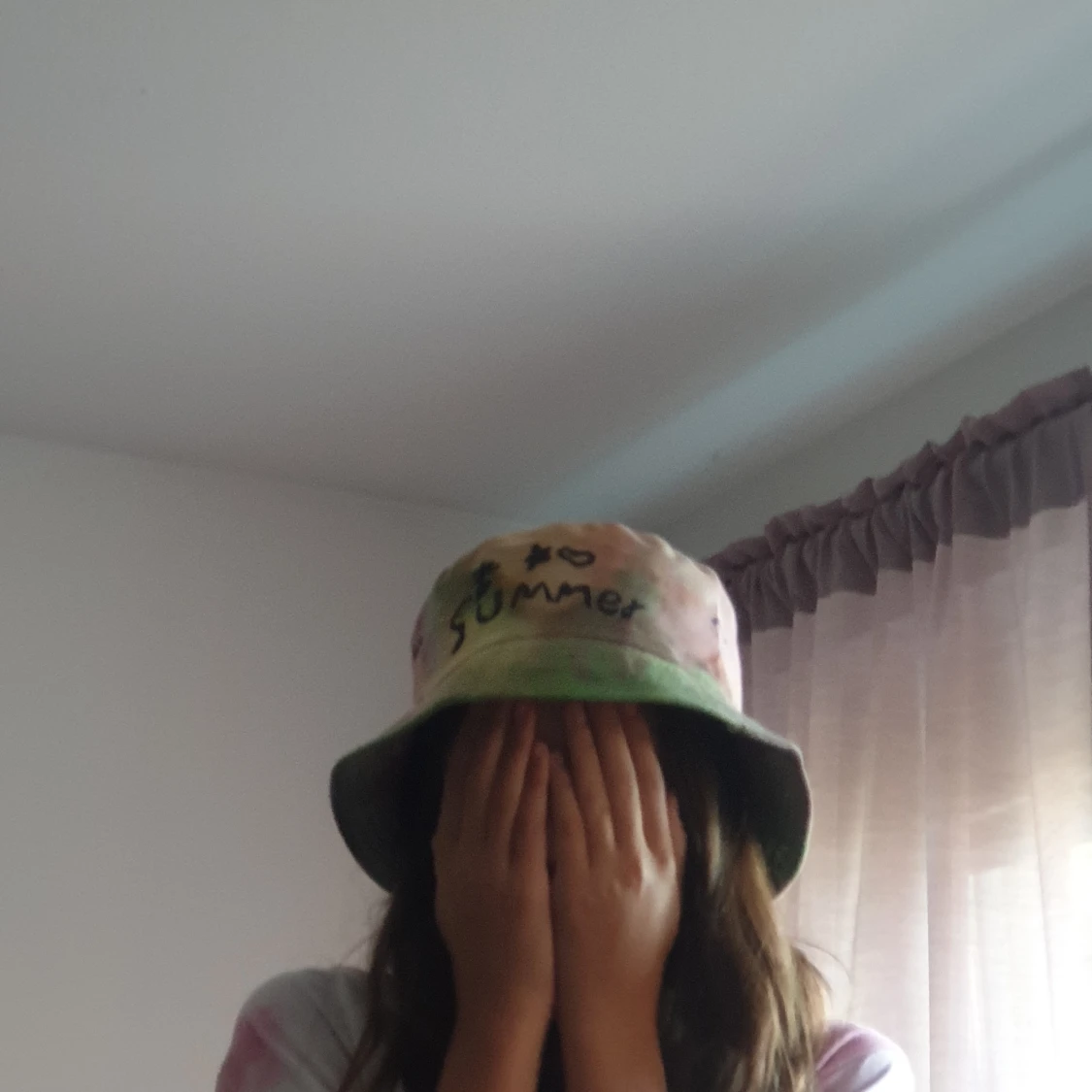 Solhatt med tie die färg och det är bud 