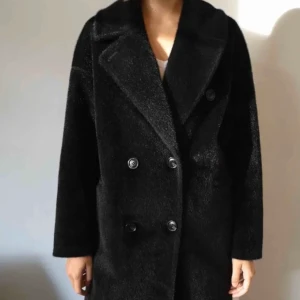 Fuskpälskappa från Na-kd - Världens snyggaste kappa från Na-kd! Dubbelknäppt i fuskpäls. Storlek 38. Perfekt nu i höst 🍂