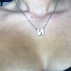 ”N” halsband - Ett sött halsband som aldrig kommit till användning. Silvrigt N med silvrig kedja. Kan mötas upp i Göteborg eller posta med brev. Priset är inklusive frakten💕