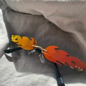Eld solglasögon - Skit coola solglasögon!! Oranga men skiffrar ljus i solen. Aldrig använda. 70kr plus 22kr frakt💗💗