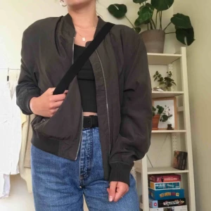  - En ÄLSKAD jacka från weekday som tyvärr inte är min stil riktigt längre. Mörk camo-grön nyans och sjukt snygg till hösten. Köööp!! 