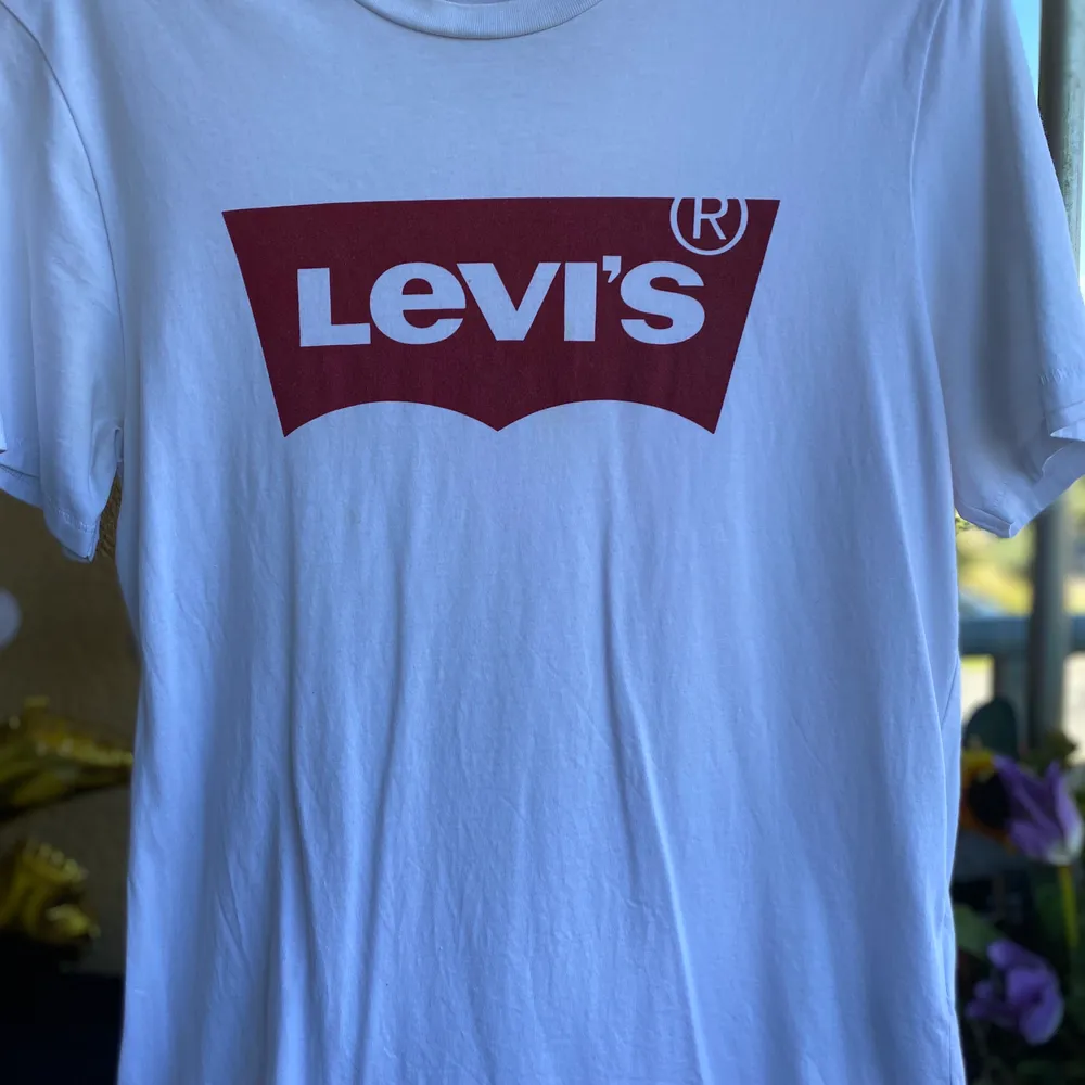 En oanvänd vit Levis tröja med röd tryck i storlek L. Priset kan även diskuteras! . T-shirts.