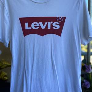En oanvänd vit Levis tröja med röd tryck i storlek L. Priset kan även diskuteras! 