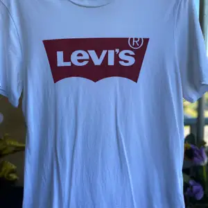 En oanvänd vit Levis tröja med röd tryck i storlek L. Priset kan även diskuteras! 