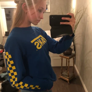 Vans tröja strl S - En blå och gul tröja från vans, köpt i usa på zumies för cirka 2 år sedan. Tröjan är i mycket gott skick och knappt använd. Kan mötas upp i Stockholm, annars står köparen för frakt. Det är bara att skriva om ni har några frågor💓