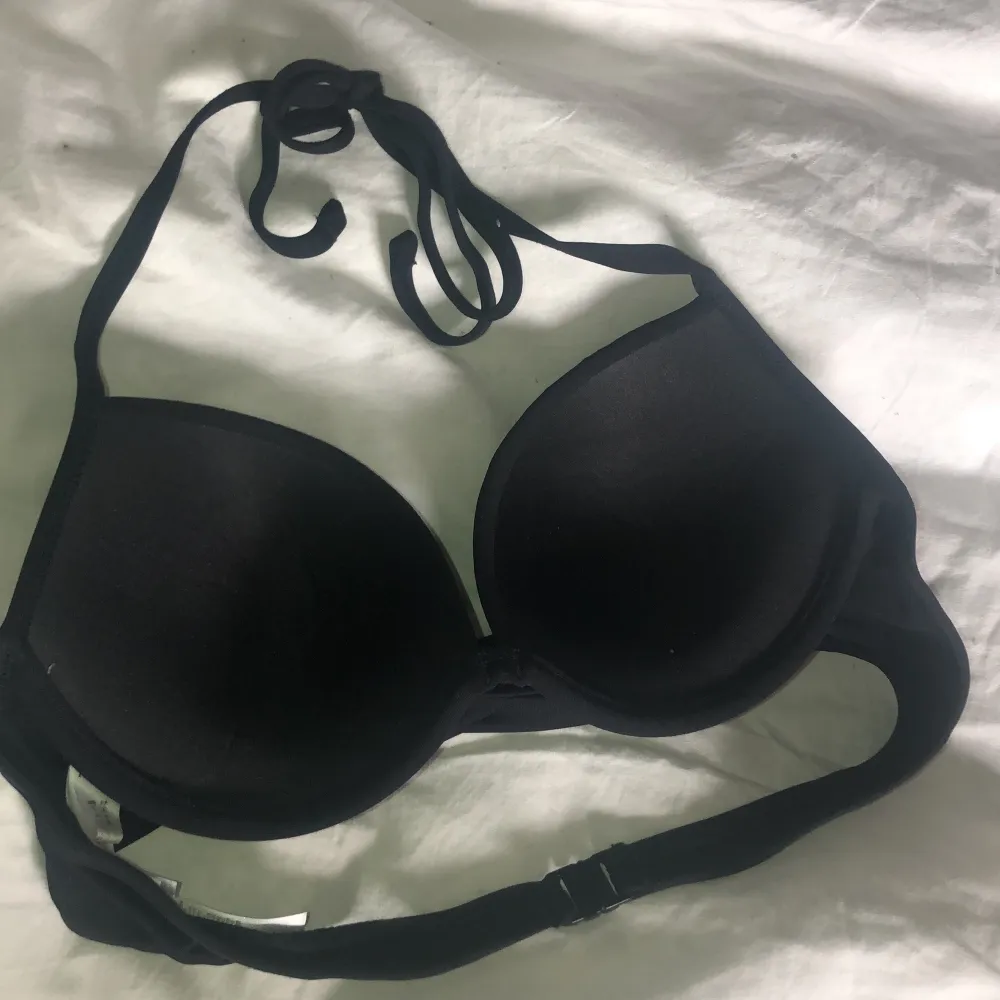 Fin svart bikinitopp som är helt oanvänd. Står ej storlek men skulle säga ca 75 B . Muu.