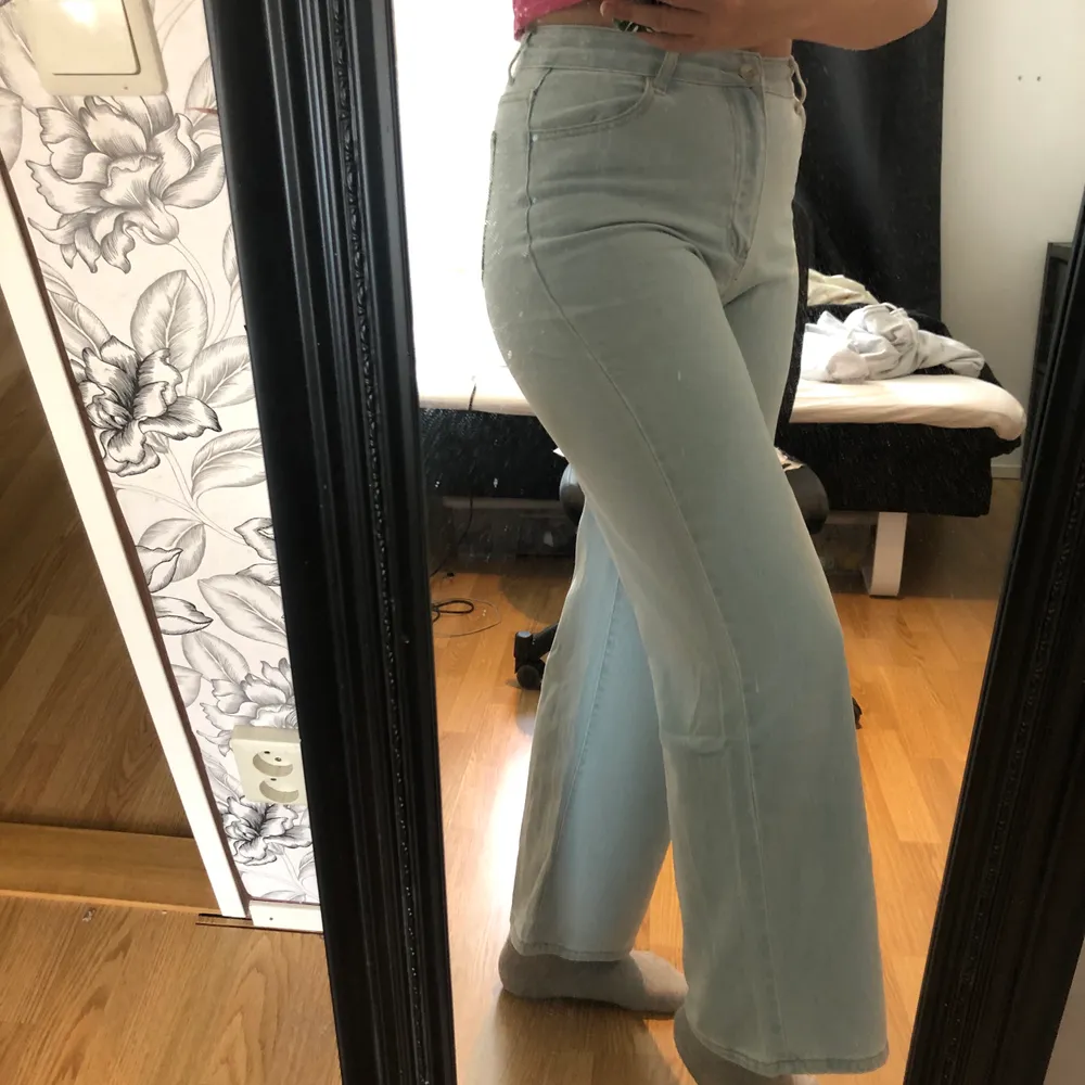 Helt oanvända jeans från Shein. Säljer då jag tycker dom e för korta på mig (180cm) (frakt tillkommer) . Jeans & Byxor.