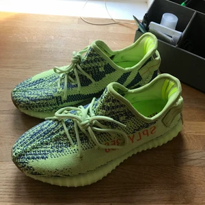 yeezy 350 frozen yellow - Har ett par helt oanvända yeezys storlek 42 men passar 41. Buda och börjar på 1000