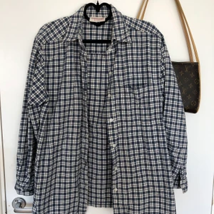 flanellskjorta storlek M - säljer denna superfina skjorta i storlek M köpt i vintagebutik. Bra kvalite å sitter snyggt på! 140 kr 