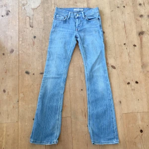 Jeans - Lågmidjade utsvängda jeans. Randigt jeanstyg. Skavda längst ner på kanten(se bild 2)💘