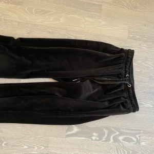 mjukisbyxor  - svarta mjukis byxor från gina. Säljer pga fel storlek. Nypris 250kr. Använda ca 3 ggr