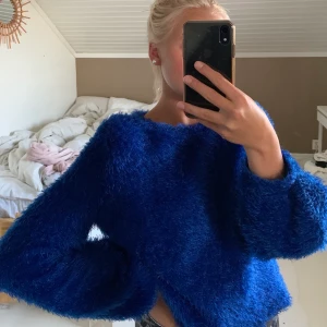 Stickad tröja  - Otroligt skön och fin lurvig/ gosig tröja. Knappt använd då jag har två! 