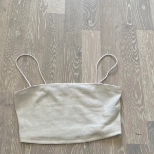 vitt linne - snyggt, kort, vitt, ribbat linne från shein. En av mina favoriter, men passar inte mig vid brösten. Nypris 40kr