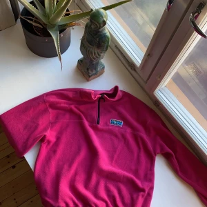 Junkyard Fierce Fleece - Rosa fleece från junkyard, strl XS, men skulle nog säga att den passar upp till strl M. Super fint skick, använd endast några fåtal gånger. (Bilder tagna från hemsidan) Köparen står för frakt! 