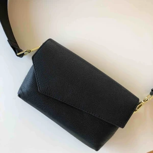  - Väska med tjockt axelband, fint skick 