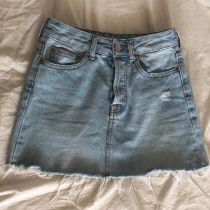 Ljusblå jeanskljol - Ljusblå jeanskljol från bershka. Använd få gånger så i nyskick. Med fina tillgjorda slitningar. Köpare står för frakt😊