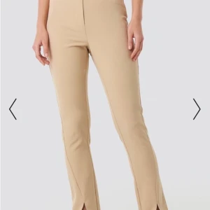 Kostymbyxor med slits  - Ett par kostymbyxor i nyskick, superduper fina kostymbyxor fast i svart! Använt dom 2-3 gånger men blev tyvärr för litet. Säljer dom för (100kr+frakt) nypris: 399kr💕💕✨