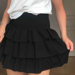  - Säljer denna sjukt snygga kjol från Little remix, köpt på barnavdelningen på NK, inte använd så många gånger och är i mycket bra skick, köptes för ungefär 1000kr, skulle säga att den passar en S/M, kjolen är mycket stretchig!!