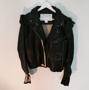  - Maison Martin Margiela skinnjacka för H&M. En stor bloggsnackis som varenda bloggare äger. 

Den är unik och ett vågat kort för den som är stilsäker. 

Oversized i modellen och har ett flertal roliga detaljer. Bland annat öppen under armhålorna, längre ärmar och "vingar" i ryggen. 