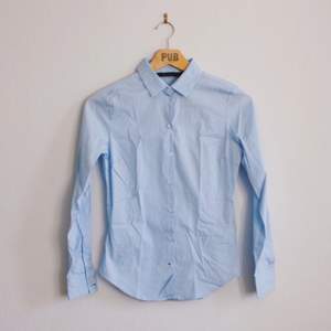Klassisk ljusblå, figursydd skjorta från Zara. Nyskick. 78% bomull, 19% polyamid, 3% elastan. Fraktkostnad 26 kr. 