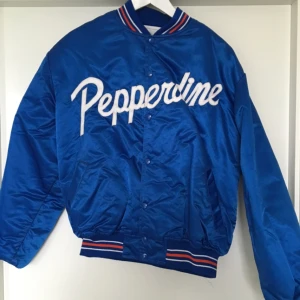  - Snyggaste baseball jackan från Americana vintage!!!! Supersnygg royalblå jacka med snygga detaljer!!🙌🏼✨💕 i mkt fint skick!🖖🏼