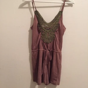  - Jumpsuit med fina detaljer! Härligt material
Frakt 35 kr