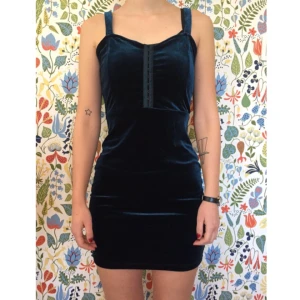  - KAXIG kort sammetsklänning. Superfin mörk turkos färg, tight modell. Perfekt partyblåsa ;-)))