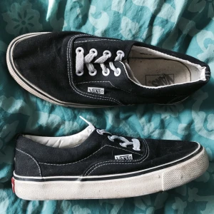  - Svarta Vans med snörning. Använda en del, men ser helt ok ut!