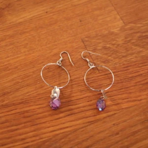 Örhängen  - Helt nytt örhänge  som jag aldrig använt Kan mötas upp vid T-centralen  Kan skicka via post, 10kr på frakt 