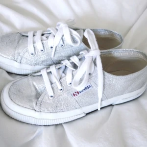  - Silvriga Superga i grymt bra skick! ✨ Använd ett fåtal gånger. Inköpta för ett år sedan och finns fortfarande i butik för 749kr. frakt 69kr. Jag har svish! 