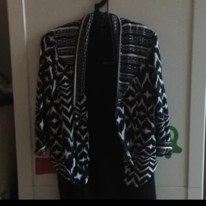  - Superfin blazer i storlek s, endast använd vid enstaka tillfälle.
Köparen står för frakten eller upphämtning i Upplands-Bro :)