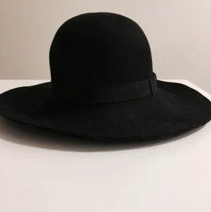  - Snygg hatt från Hm!! I superfint skick då den knappt är använd✨👍🏼 svart, one size :)