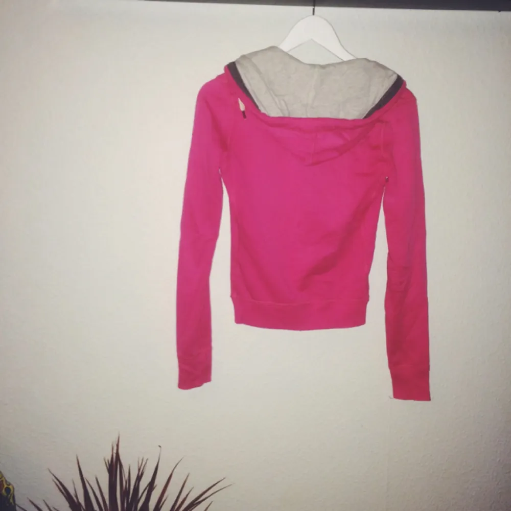 Abercrombie & Fitch hoodie rosa i storlek S. Rätt liten i storleken så passar mindre också. Köpt för några år sedan men fortfarande i bra skick!. Hoodies.