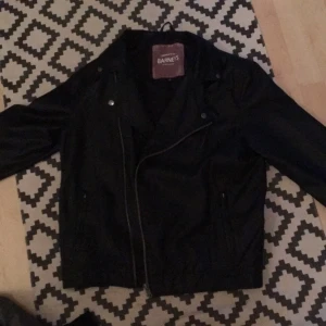  - Skinnjacka från Barneys. Storlek medium men passar bättre en Large. Nypris 1600kr. Oanvänd pga felinköpt storlek.