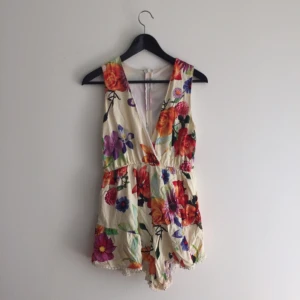  - Otroligt söt playsuit, aldrig använd. Passar en en xs och en s. 

💥Alla priser är INKLUSIVE PORTO 💥
