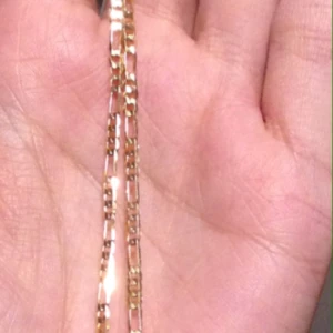  - 18K guldfylld halsband. Längd 47,5cm. Vikt 4g. Har stämpel 18KGF. 