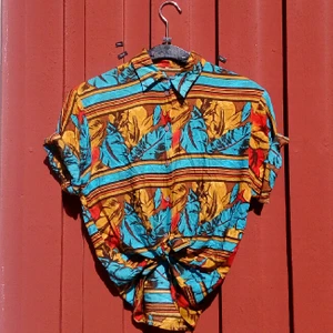  - Ett riktigt kaxigt färgkalas i 100% bomull. Skicket är som nytt med extra knapp, enda minuset är den avklippta märkningen.  Alla har sitt eget sätt att bära denna härlighet! Köpt på secondhand i Durban, SA. "hellre illusion än lite löjlig vinter" 