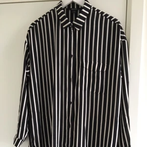  - Skjorta från Monki!! Lätt transparent, sjukt snygg, aldrig använd bara provad hemma!😀✨🙌🏼 svart/vit randig!