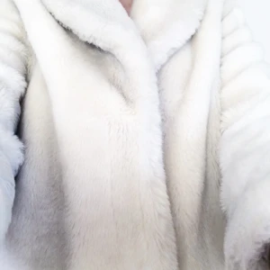  - Naturvit fuskpäls köpt second hand. Lite sliten ex en trasig knapp men väldigt fin i övrigt, utsidan är hel och ren. 