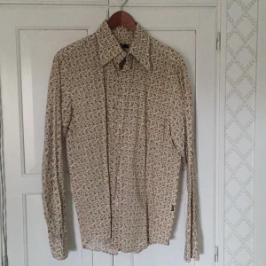  - Blommig skjorta från Mexx. Kragen har lite bredare slag än vanligt, använd en gång..