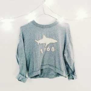  - Magkort sweatshirt i bomull. Fint skick.