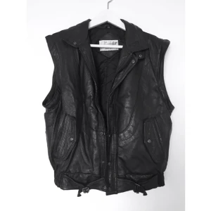  - Grov skinnväst köpt second hand. Två fickor varav ena är det tyvärr hål i (går säkert att laga för den pyssliga). 