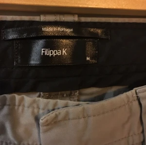  - Filippa K-chinos i bra skick. Har själv köpt dem här på Plick, men säger pga att de är för stora för mig