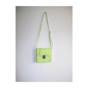  - Snygg limegrön väska från H&M! Frakt 42kr✨