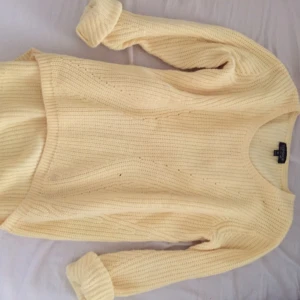  - Solgul stickad tröja ifrån Topshop. 