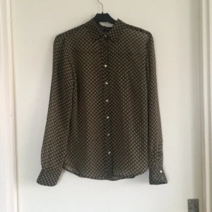  - Transparent skjorta med 70-tals mönster från ZARA! Aldrig använd! Mycket bra skick! Köparen står för frakten! Tar även emot betalning via swish!